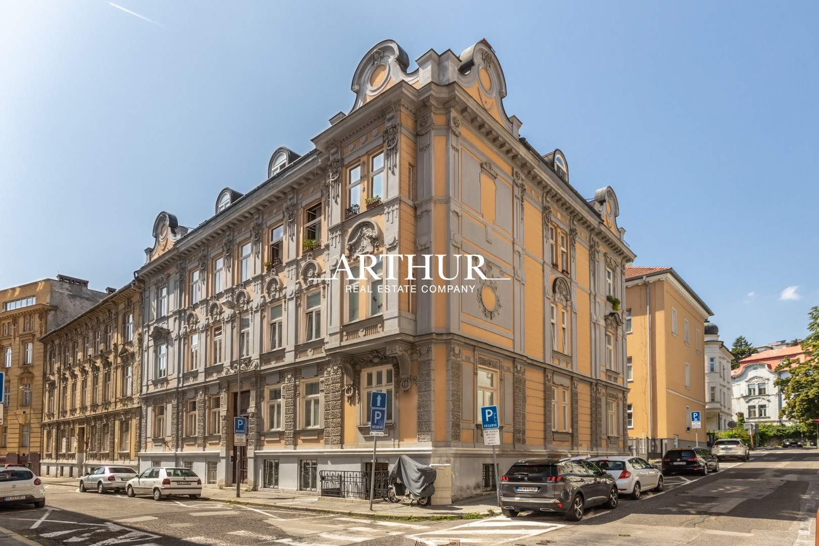 Predaj elegantného bytu v historickej budove v lukratívnej štvrti. picture